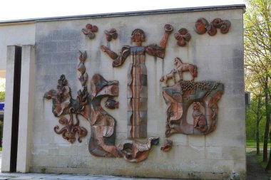 İçki galerisi binası üzerine panel.
