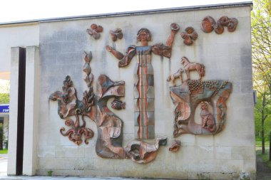 İçki galerisi binası üzerine panel.