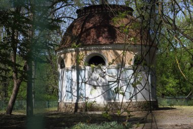 Parkta eski içme pompası odası