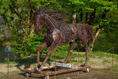 Parkta demirden yapılmış koşan bir at heykeli