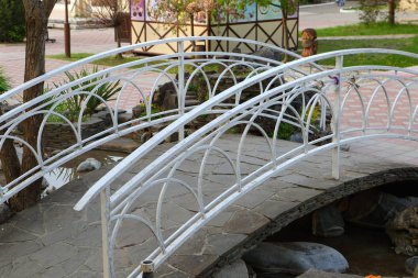 Parktaki yaya köprüsü. Oyma korkuluklu güzel köprü