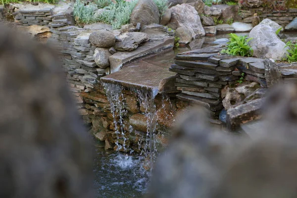 Dekorative Gestaltung Eines Teiches Mit Künstlichem Wasserfall — Stockfoto