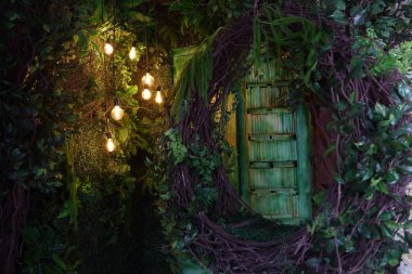 Lambalar ile güzel, yeşil dekor