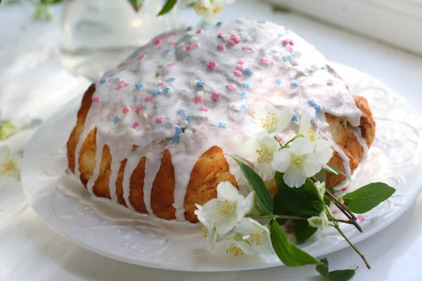 Osterkuchen Mit Einem Strauß Chubushnik Auf Weißem Hintergrund — Stockfoto