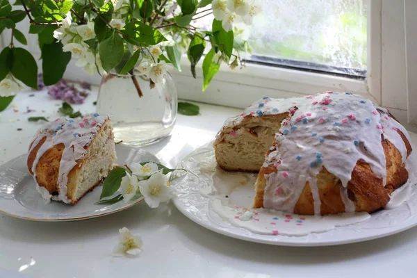 Osterkuchen Mit Einem Strauß Chubushnik Auf Weißem Hintergrund — Stockfoto