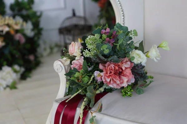 Belle Chaise Cuir Dans Chambre Près Des Orchidées — Photo