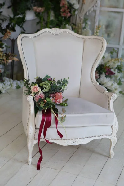 Belle Chaise Cuir Dans Chambre Près Des Orchidées — Photo