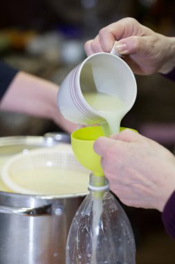 Mozzarella oluşturma süreci. Peynir tanesi oluşturma süreci. Yemek mozzarella