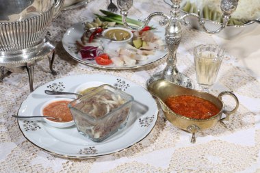 Horseradish ve votka ile soğuk jöle