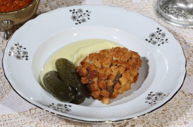 Tereyağı ve salatalık turşusu ile tavuk pirzola. Pozharsky pirzola