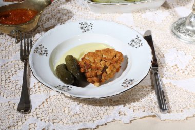 Tereyağı ve salatalık turşusu ile tavuk pirzola. Pozharsky pirzola