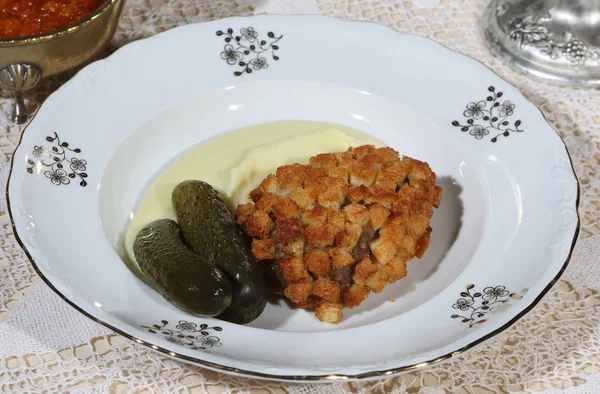 Tereyağı ve salatalık turşusu ile tavuk pirzola. Pozharsky pirzola