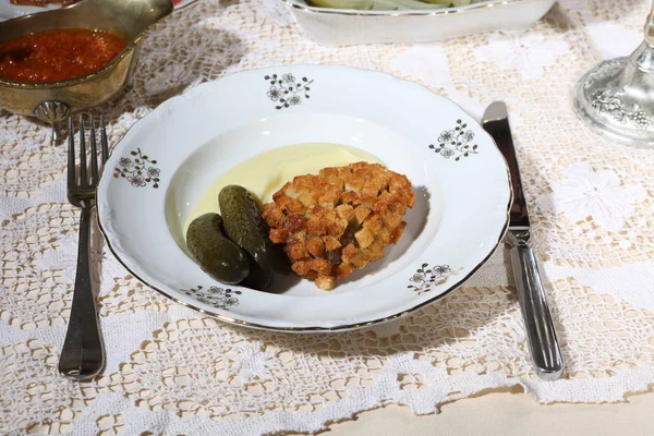 Tereyağı ve salatalık turşusu ile tavuk pirzola. Pozharsky pirzola