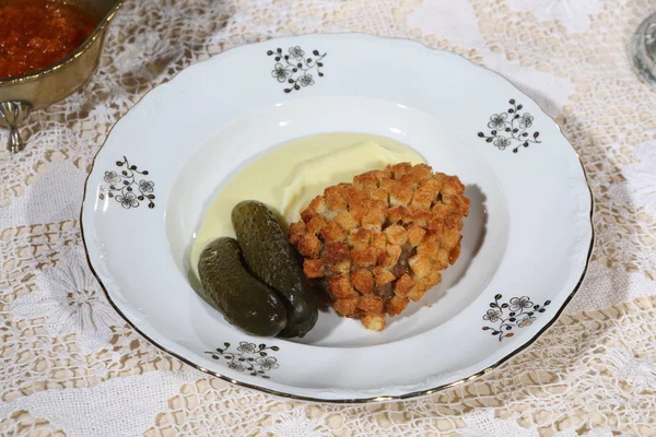 Tereyağı ve salatalık turşusu ile tavuk pirzola. Pozharsky pirzola