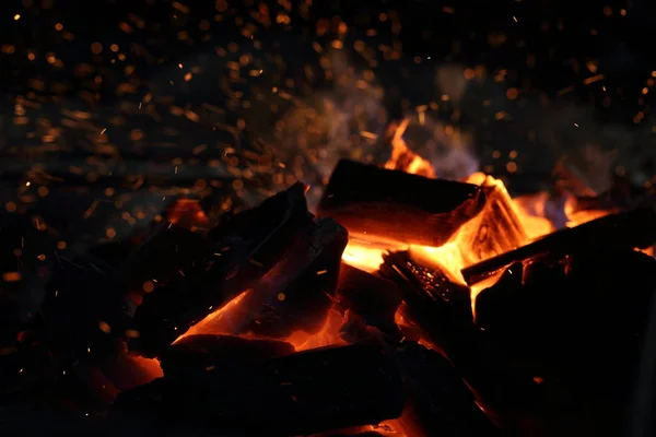 Izgarada Ateş Kırmızı Yanan Kömürler — Stok fotoğraf