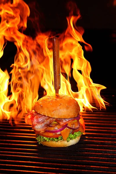 Burger Mit Speck Kotelett Salat Gegrilltem Käse Auf Dem Grill — Stockfoto