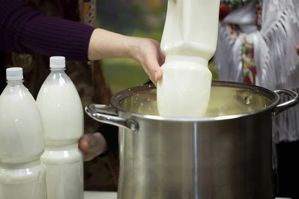 Молоко Наливают Кастрюлю Делаем Моцареллу — стоковое фото