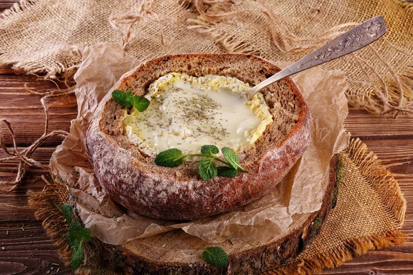 Camembert Pan Con Menta Sobre Una Mesa Madera — Foto de Stock