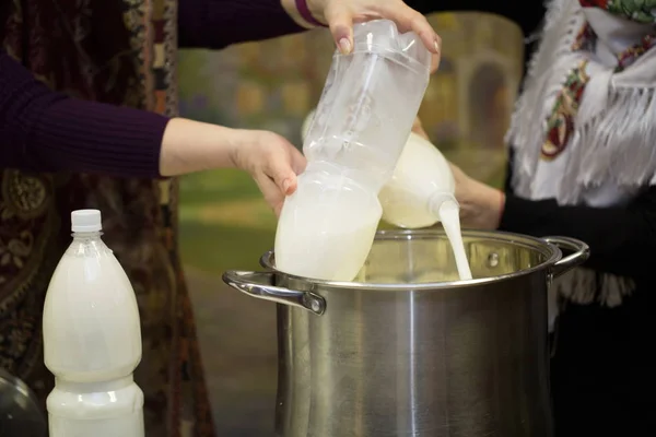 Молоко Наливают Кастрюлю Делаем Моцареллу — стоковое фото