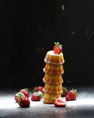 Kek piramidi. Sufle ve taze çilek ile Cupcakes