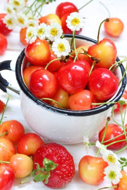 Beyaz ahşap arka plan üzerinde tatlı kiraz, çilek ve çilek smoothies