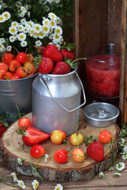 Taze tatlı kiraz ve çilek ve papatya bir buket