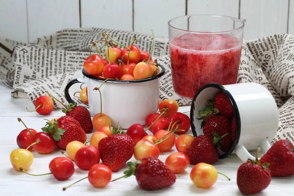 Zoete Kersen Aardbei Aardbei Smoothies Een Witte Houten Achtergrond — Stockfoto