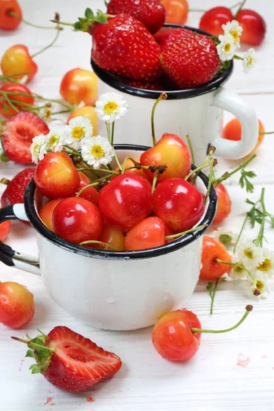 Batidos Cereza Fresa Fresa Sobre Fondo Blanco Madera — Foto de Stock