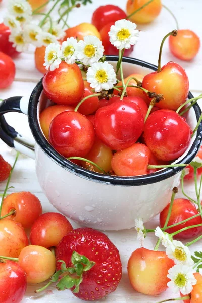 Süßkirsche Becher Und Erdbeere Auf Einem Weißen Holztisch — Stockfoto