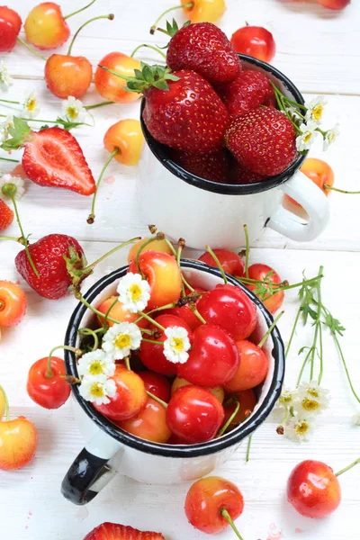 Sweet Cherry Mug White Wooden Table — Stock Photo, Image