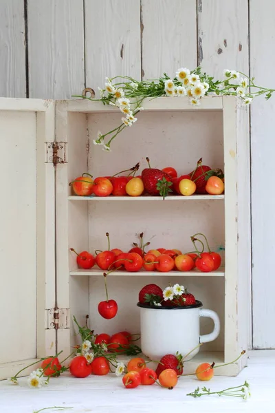 草莓和甜樱桃放在一张白色的桌子上 新鲜浆果 — 图库照片