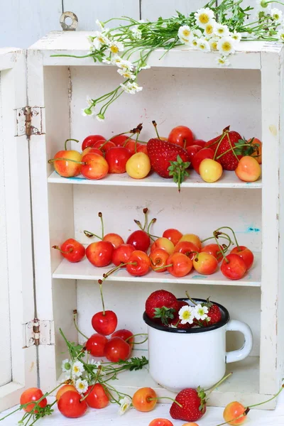 厨房里白桌上的浆果 — 图库照片