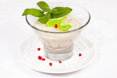 Beyaz bir arka plan üzerinde vanilyalı dondurma