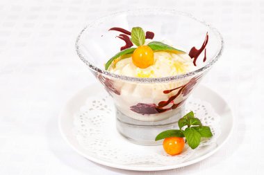 Beyaz bir arka plan üzerinde vanilyalı dondurma