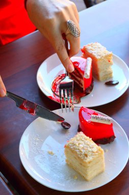 Kadın eli pastayı keser.