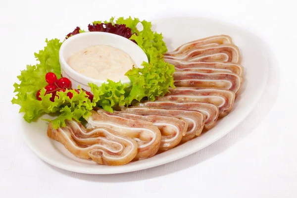 Schweinefleisch Geräucherte Ähren Mit Knoblauchsoße Und Blattsalat — Stockfoto