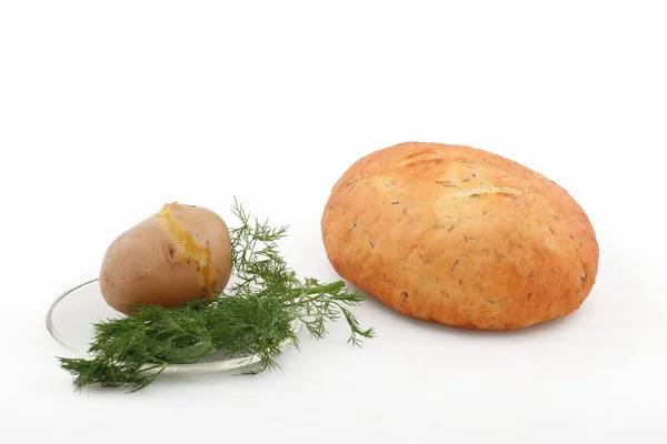白色背景上带迪尔和土豆的面包 — 图库照片
