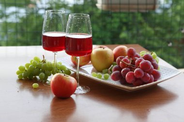 Bardak, üzüm ve elma kırmızı şarap