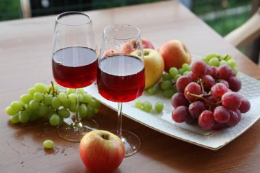Bardak, üzüm ve elma kırmızı şarap