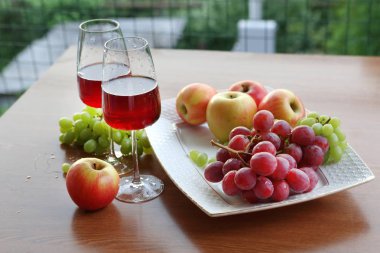 Bardak, üzüm ve elma kırmızı şarap