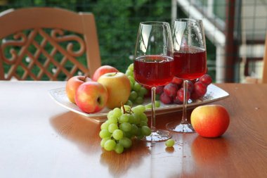 Bardak, üzüm ve elma kırmızı şarap
