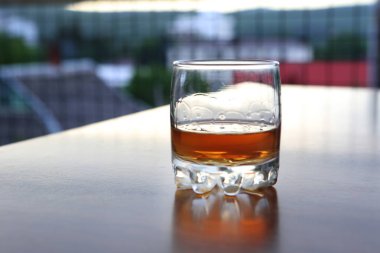 masada berrak bir bardak viski