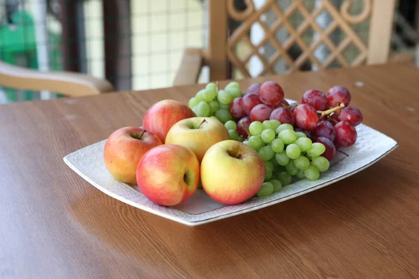 Ripe Grapes Juicy Apples Wooden Table — Stock Photo, Image