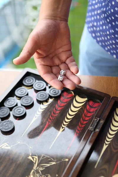 Brädspel Backgammon Man Spelar Backgammon — Stockfoto