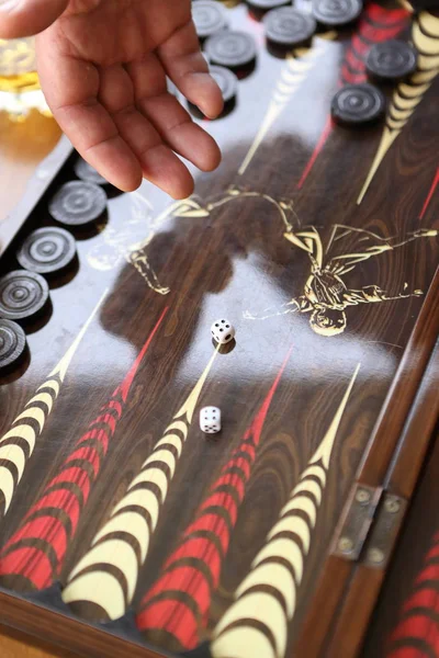 Gioco Tavolo Nel Backgammon Uomo Che Gioca Backgammon — Foto Stock