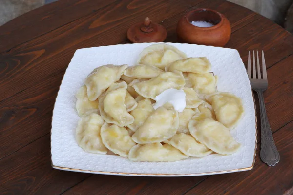 Dumplings Con Requesón Crema Agria Sobre Plato Blanco Sobre Fondo —  Fotos de Stock