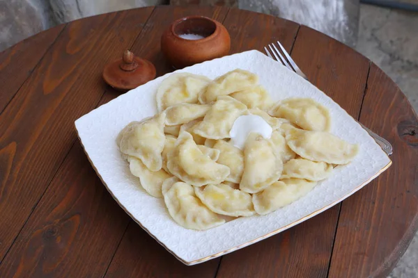 Knödel Mit Quark Saure Sahne Auf Weißem Teller Auf Braunem — Stockfoto