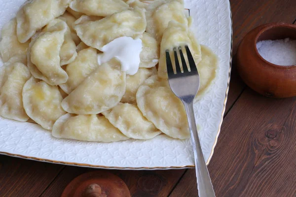 カッテージチーズの餃子 白い皿にサワークリーム — ストック写真