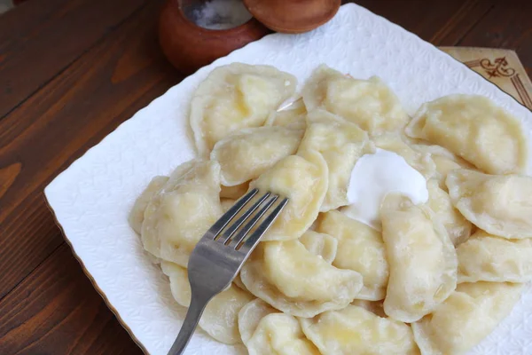 Pierogi Twarożkiem Śmietana Białej Płytce Brązowym Tle — Zdjęcie stockowe