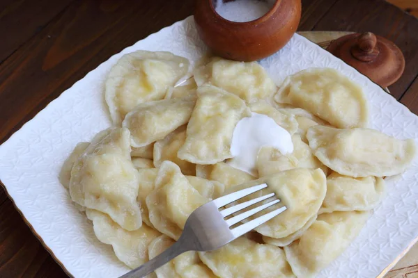 Pierogi Twarożkiem Śmietana Białej Płytce Brązowym Tle — Zdjęcie stockowe